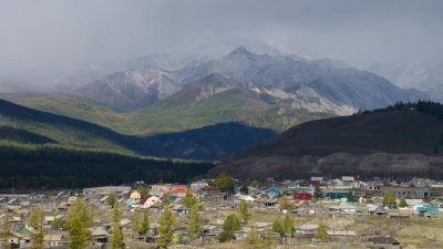 Вид на Восточный Саян и гору Мунку-Сардык в Бурятии