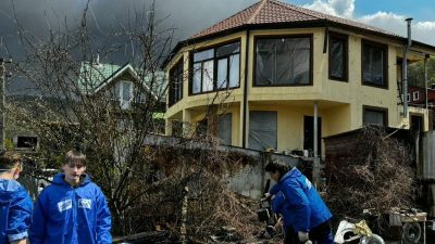 Разрушения в частном секторе Туапсе, на заднем плане темный дым от пожара на нефтезаводе