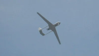 Беспилотный летательный аппарат самолетного типа в небе