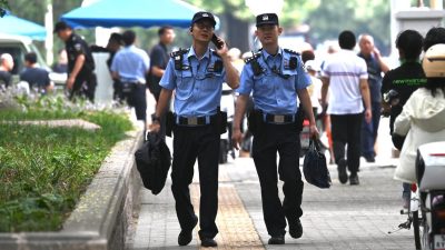 Полицейские патрулируют территорию у отеля Jingxi, где 15 июля 2024 года в Пекине проходило Третье пленарное заседание — ключевое экономическое совещание с участием руководства Китая.