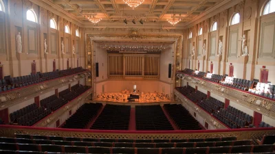 Интерьер величественного концертного зала с органом и статуями