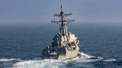 Военный корабль ВМС США патрулирует морские пути в Персидском заливе.