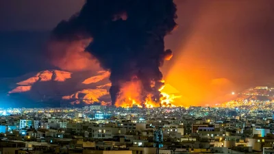 Огромный столб дыма и огня над ночным Тегераном после взрыва