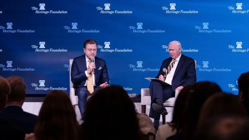 Ян Джекилек и участник дискуссии в Вашингтоне.