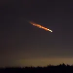 Люди всё чаще видят в небе огненные шары. Астрономы не могут этого объяснить