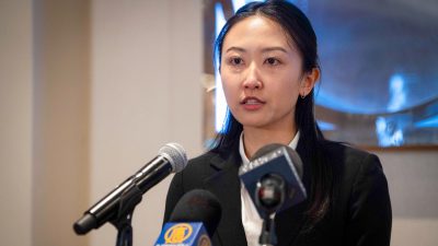 Ведущая Shen Yun Нэнси Чжан не сдерживает эмоций, рассказывая на пресс-конференции в Торонто 2 апреля 2026 года о преследовании её семьи за практику Фалуньгун в Китае.