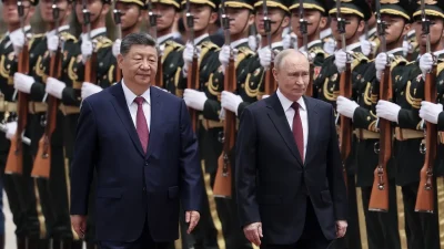 Владимир Путин и Си Цзиньпин осматривают почётный караул во время церемонии встречи в Пекине 20 мая 2026 года.
