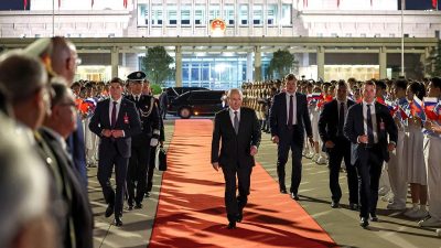 Президент России Владимир Путин выходит из аэропорта Шоуду в Пекине после двухдневного визита, 20 мая 2026 года.