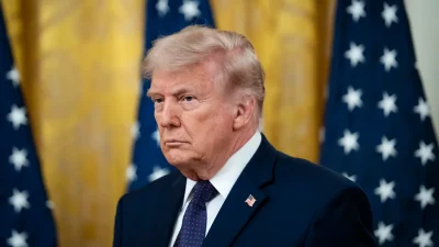 Президент Дональд Трамп во время церемонии приведения Кевина Уорша к присяге в качестве председателя ФРС в Белом доме, 22 мая 2026 года.