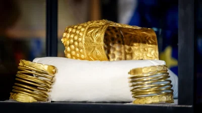 Золотой шлем Коцофенешти и два золотых браслета, украденные из музея Дренте
