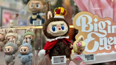 Игрушки Labubu на витрине магазина Pop Mart в Сан-Хосе, Калифорния, 6 июня 2025 года.