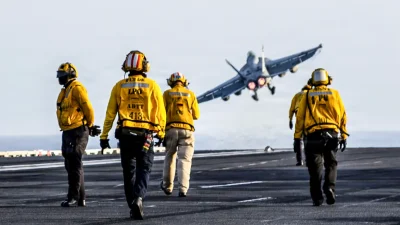 Истребитель F/A-18E Super Hornet из состава 151-й ударной истребительной эскадрильи (VFA) взлетает с палубы авианосца «Авраам Линкольн» (CVN 72), 1 апреля 2026 года.