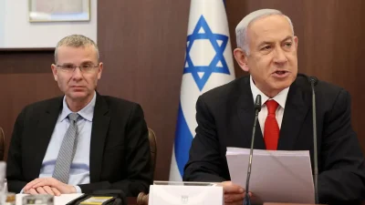 Премьер-министр Израиля Биньямин Нетаньяху (справа) председательствует на еженедельном заседании кабинета министров в сопровождении министра юстиции Ярива Левина 5 марта 2023 года.