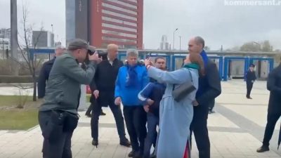 Губернатор Свердловской области Денис Паслер с горожанами перед митингом