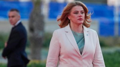 Премьер-министр Латвии Эвика Силиня прибывает на саммит ЕС в Айя-Напе, Кипр, 23 апреля 2026 года.
