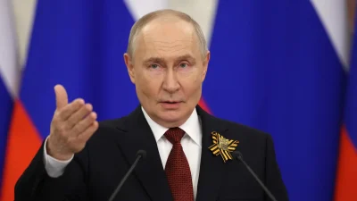 Президент России Владимир Путин общается с журналистами после встреч с иностранными делегациями в Кремле в Москве, 9 мая 2026 года.