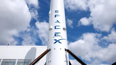 Ракета SpaceX Falcon 9 на космодроме SpaceX в Хоторне, штат Калифорния, 2 апреля 2026 года.