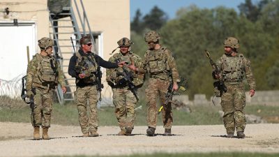 Военнослужащие 3-й бригады 1-й кавалерийской дивизии армии США участвуют в военных учениях Combined Resolve в Объединённом многонациональном центре боевой подготовки 7-го армейского учебного командования в Хоэнфельсе, Германия, 30 апреля 2026 года.