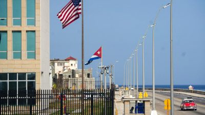 Старинный автомобиль проезжает мимо посольства США в Гаване 15 июня 2022 года.