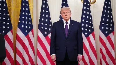 Президент Дональд Трамп наблюдает за церемонией приведения к присяге нового председателя ФРС Кевина Уорша в Восточном зале Белого дома 22 мая 2026 года.