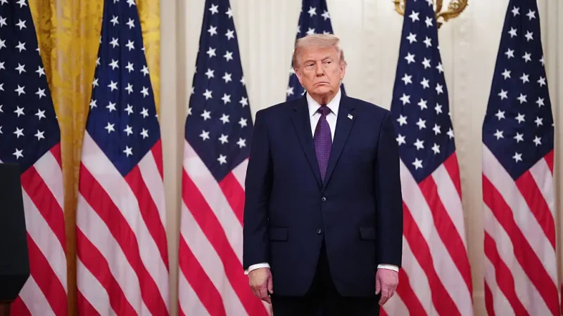 Президент Дональд Трамп наблюдает за церемонией приведения к присяге нового председателя ФРС Кевина Уорша в Восточном зале Белого дома 22 мая 2026 года.