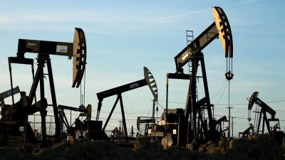На нефтяном месторождении Белридж недалеко от МакКиттрика, штат Калифорния, 10 марта 2026 года одни насосы работают, а другие простаивают.