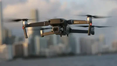 Дрон Mavic 2 Pro китайского производителя DJI зависает в воздухе в Майами, штат Флорида, 15 декабря 2021 года.