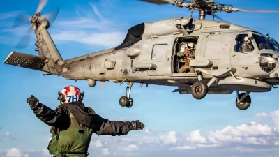 Американский моряк подаёт сигнал о взлёте вертолёта MH-60R Sea Hawk 70-й морской ударной вертолётной эскадрильи с полётной палубы крупнейшего в мире авианосца «Джеральд Р. Форд» (CVN 78) 28 февраля 2026 года.