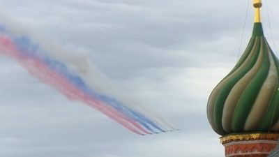 Небо в цветах триколора: в Москве завершилась воздушная часть парада Победы (видео)