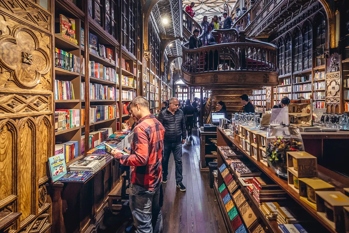 Интерьер знаменитого книжного магазина Леллу с резной лестницей