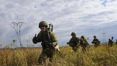 Российские военнослужащие в поле