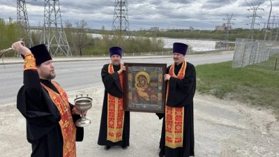 Священники РПЦ с иконой Божией Матери и чашей для святой воды проводят молебен против беспилотников в Перми