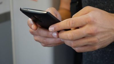 Человек со смартфоном