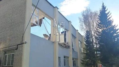 Обломки плит перекрытия и разрушенная кровля спортзала Уральского колледжа технологий и предпринимательства.