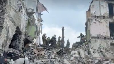 Сотрудники МЧС ведут поисково-спасательные работы на обломках пятиэтажного здания в Старобельске