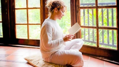 Девушка читает книгу.