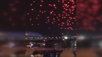 Массовое падение светящихся беспилотников в воду во время светового шоу в Австралии.