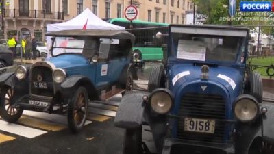 ва синих ретроавтомобиля начала XX века с деревянными спицами колес на фестивале ретротранспорта в Петербурге