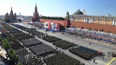 Вид сверху на построение войск и парадные коробки на Красной площади в Москве 9 Мая