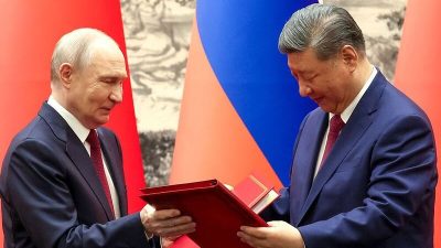 Президент России Владимир Путин и Председатель КНР Си Цзиньпин с декларацией