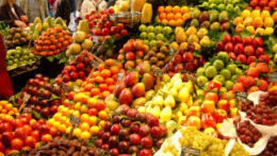 Ряды спелых фруктов на прилавке