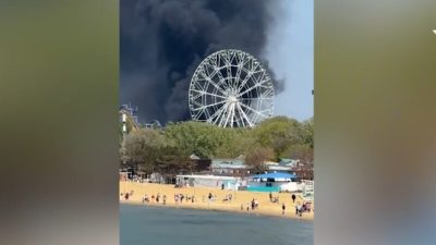 Столб черного дыма от пожара в парке аттракционов «Джунгли» в Анапе