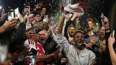 Фанаты лондонского Арсенала празднует победу в чемпионате Англии