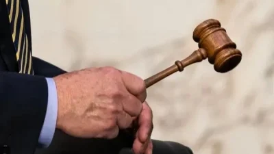 Судейский молоток — символ судебного вердикта по делу физиков о госизмене.