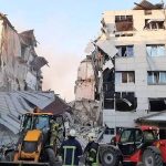 Трагедия в Старобельске: под завалами атакованного общежития ищут детей (видео)