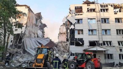 Разрушения многоэтажного здания общежития в Старобельске (ЛНР)