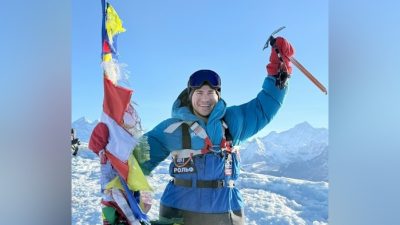 Российский альпинист без ног поднялся на вершину Эвереста на руках