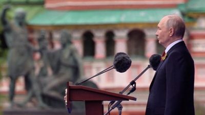 Президент РФ Владимир Путин выступает с речью на Красной площади во время Парада Победы