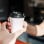 Учёные измерили содержание микропластика в кофе, подаваемом в одноразовых стаканчиках. Вот что они обнаружили