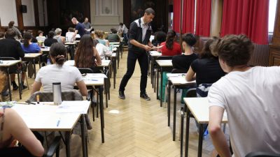 Ученики за партами на экзамене